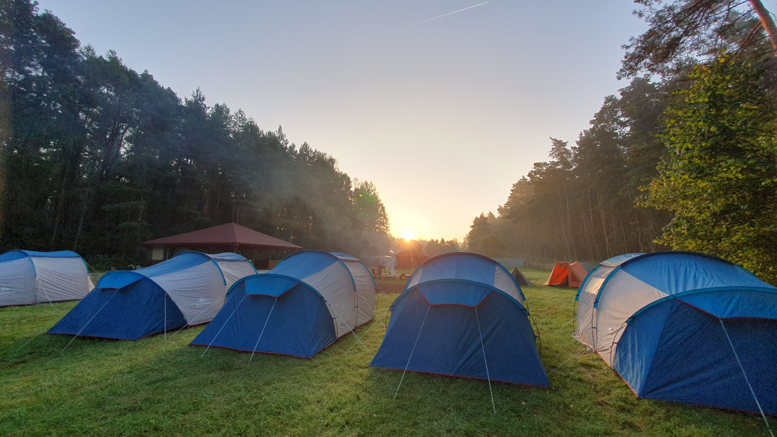 Obozowisko o wschodzie słońca.
